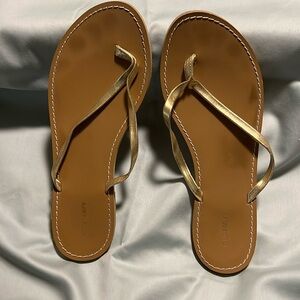 Women’s Old Navy 7M Gold strapped thong sandals 🩴